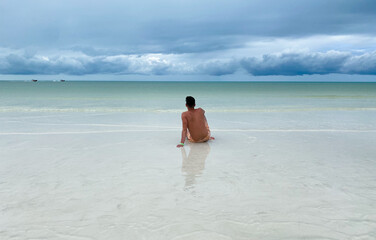 Obraz premium Hombre admirando el mar en Holbox 