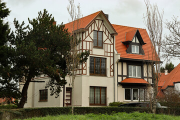 Landhaus im Villenviertel im historischen Badeort De Haan, Belgien