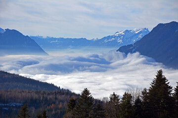 Obraz premium Nebelmeer über dem Vierwaldstättersee mit Pilatus