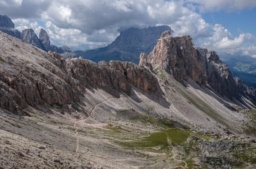 Chedul valley with Pizes da Cier mountain range on the left and Mont de Seura mountain on the right, as seen from Crespeina pass, Puez-Odle Nature park, Dolomites, South Tirol, Italy. - obrazy, fototapety, plakaty