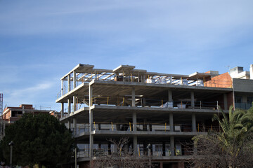 Building under construction in the center of a city