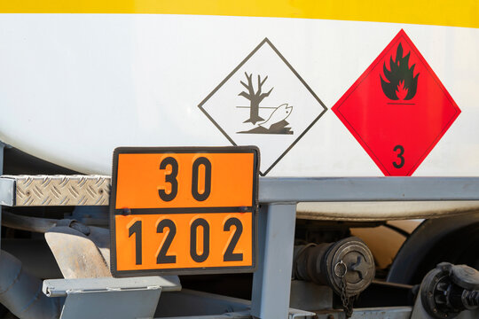 Gefahrgutlabel an einem Tankwagen