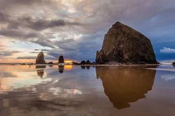 Clearing Gewitterwolken in der Abenddämmerung am Cannon Beach entlang der Küste von Oregon © Andrew S.