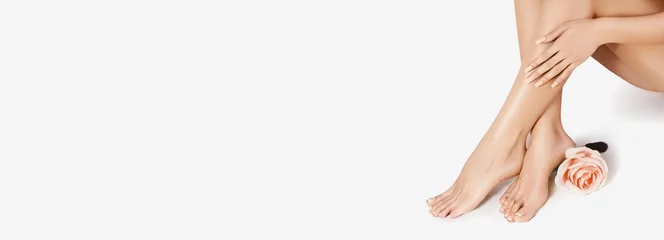 Foto op Plexiglas Mooie benen na het ontharen. Gezondheidszorg, voetverzorging, rutinebehandeling. Spa en epileren. Sexy vorm van het lichaam van de vrouw © marinafrost