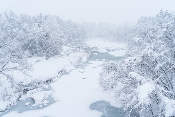 雪降る渓流