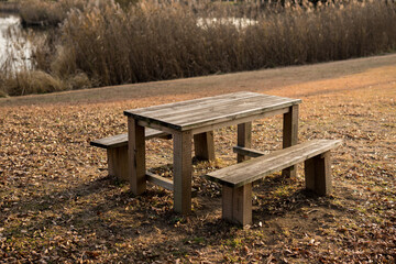 広場にある木製のテーブルとベンチ