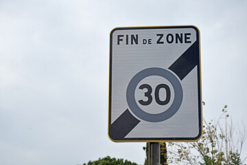 Signalisation :  panneau fin de zone à vitesse limitée à 30 kmh.