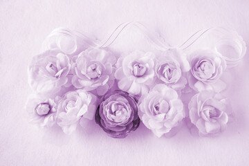 Obraz na płótnie Canvas 春の花　レースのリボンとラナンキュラスの背景（薄紫）