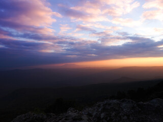 Obraz premium Dramatic sunset sky wide mountain landscape at Pha Yieb Mek in Phu Kradueng National park. Thailand.