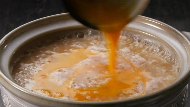 鍋料理のシメの雑炊--鍋の中にとき卵を入れるシーン