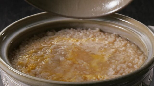 鍋料理のシメの雑炊--蓋を開けてあさつきを入れて完成です