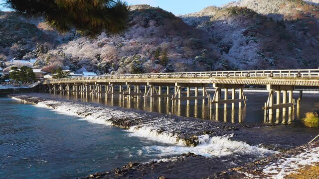 雪化粧をした京都　嵐山　渡月橋の冬