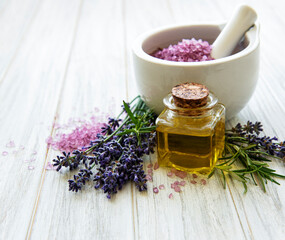 Obraz na płótnie Canvas Set of natural organic SPA cosmetic with lavender.