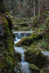 Fototapeta na wymiar Herbststimmung im Wald mit Bachlauf und Wasserfall in der Teufelsschlucht bei Hägendorf