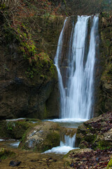 Fototapeta na wymiar Herbststimmung im Wald mit Bachlauf und Wasserfall in der Teufelsschlucht bei Hägendorf