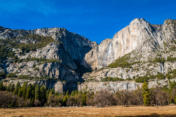 Fototapeta na wymiar Yosemite mountain and waterfall view