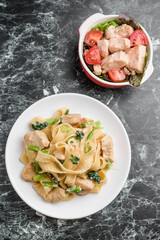 鶏肉のホワイトソース平麺パスタ