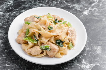 鶏肉のホワイトソース平麺パスタ