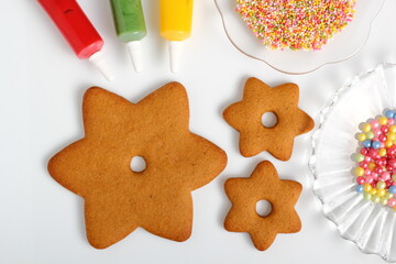 Decorating Christmas gingerbread cookies