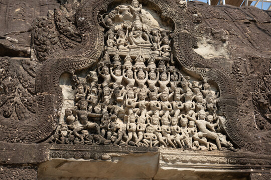 Bas-relief on the walls of Angkor Wat