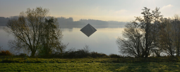 Panoramique et pyramide dans la brume sur  l'étang de Cergy (95000), Val-d'Oise en Île-de-France,...