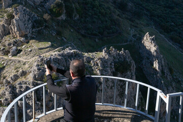 Hombre viajero, tomando fotos con su teléfono móvil del cañón del río Bailón en Zuheros,...