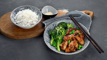 Rice topped with fried chicken served with steamed broccoli