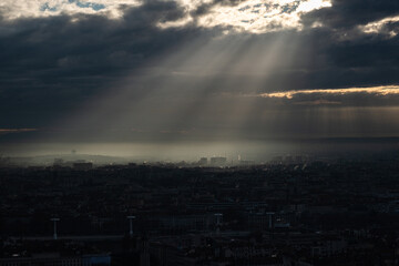 Trouée lumineuse sur la ville