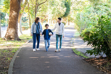 Obraz premium 公園で仲良く散歩をする若い夫婦たち