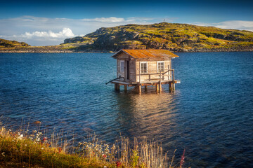 wooden house on the lake - 400157102