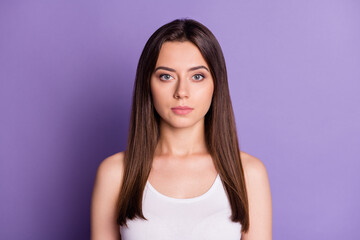Obraz premium Photo portrait of serious woman isolated on vivid purple colored background