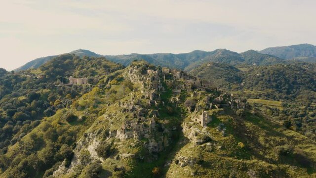 Brancaleone superiore, vecchia citt&agrave; abbandonata in calabria