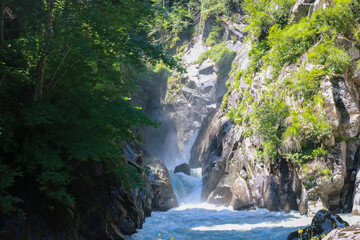 Naklejka na ściany i meble Sentiero che porta alla cascata Lares nel parco Adamello-Brenta nella val di Genova in Trentino, viaggi e paesaggi in Italia