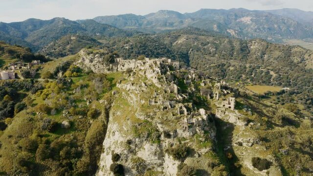 Brancaleone superiore, vecchia citt&agrave; abbandonata in calabria