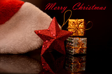 testo delle feste di natale su sfondo nero con decorazioni natalizie cappello di babbo natale...