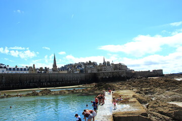 Naklejka premium Piscine d'eau de mer - Saint-Malo