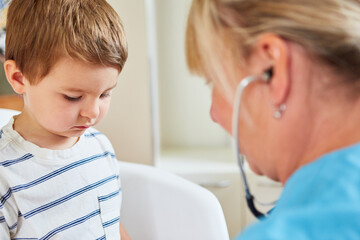 Ängstliches Kind als Patient mit dem Kinderarzt