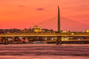 Fototapeta na wymiar Colorful eveniong on the banks of the Bay of Golden Horn in Istanbul, Tirkey