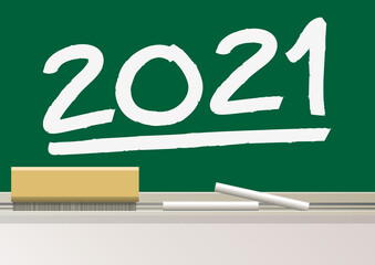 Carte de vœux scolaire, avec l’année 2021 écrite par un instituteur à la craie blanche, sur le tableau d’une classe primaire.