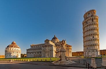Die Piazza dei Miracoli mit dem schiefen Turm von Pisa in der Toskana in Italien 