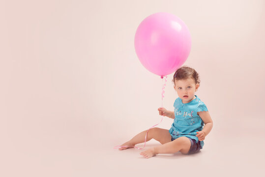 Ni&ntilde;a beb&eacute; con globo rosa