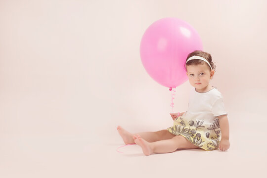 Ni&ntilde;a beb&eacute; con globo rosa
