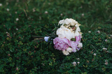 Obraz na płótnie Canvas beautiful wedding bouquet with white roses and pink peonies