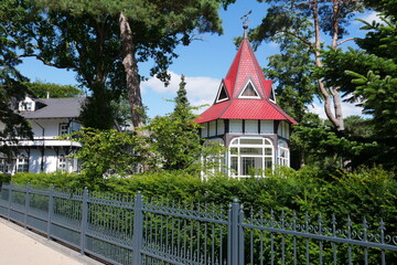 Bäderarchitektur an der Strandpromenade bzw. Promenade im Ostseebad Heringsdorf auf Usedom an der Ostsee in Mecklenburg-Vorpommern