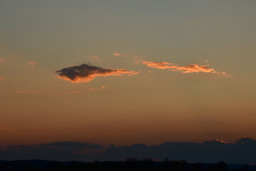 Sonnenuntergang im Frühling mit leuchtenden Wolken