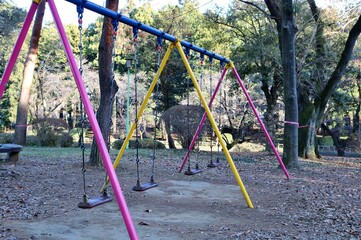 ぶらんこ　遊具　冬の公園　風景
