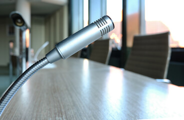 Konzept Kommunikation, Medien, Nachrichten: Nahaufnahme eines Mikrofons in einem Sitzungssaal –...