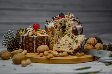 Pan dulce onpan de pascua artesanal cortado en una rebanada 