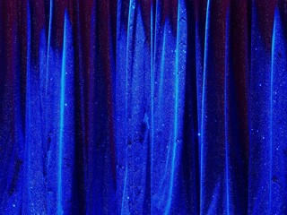 Blauer, glitzerder Vorhang in einem Zirkus