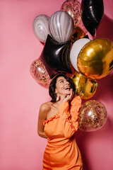 Good-humoured fit lady posing at party. Elegant latin girl dancing with balloons.